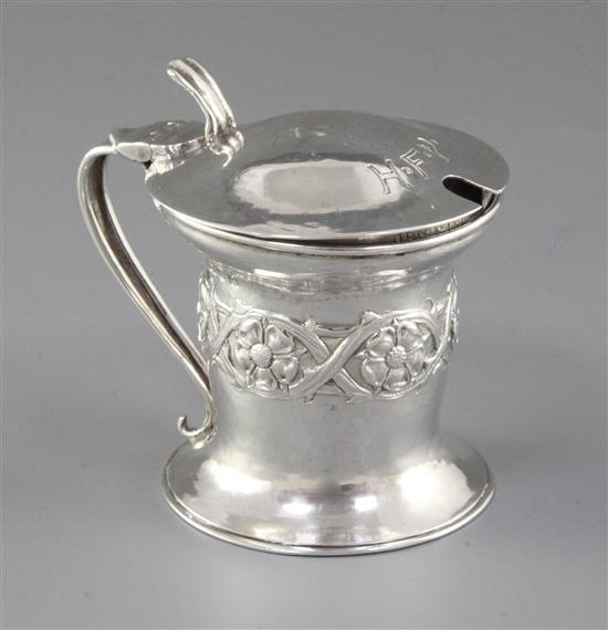 An Edwardian Arts & Crafts silver mustard pot, by Omar Ramsden & Alwyn Carr, height 80mm, weight 3.3oz/104grms.